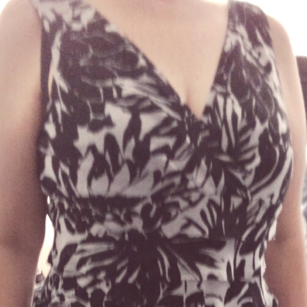 London Times sleeveless petite black & white floral dress  Sz.10P